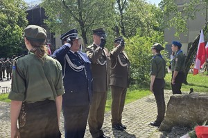 na zdjęciu komendant powiatowy i przedstawiciele wojska w trakcie oddawania honoru pod dzwonnicą