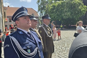 na zdjęciu komendant powiatowy i przedstawiciele wojska w trakcie uroczystości