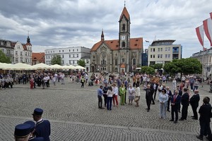 na zdjęciu płyta rynku, gdzie zgromadzona duża liczba osób