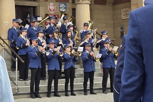 na zdjęciu orkiestra dęta na schodach tarnogórskiego ratusza