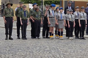 na zdjęciu harcerze na płycie rynku