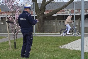 na zdjęciu policjant i rowerzyści w miasteczku ruchu drogowego