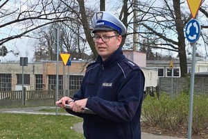 na zdjęciu policjant na terenie miasteczku ruchu drogowego