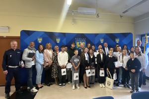 zdjęcie grupowe laureatów konkursu z przedstawicielami władz powiatu, miasta i policji