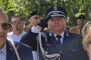na zdjęciu komendant powiatowy w trakcie oddawania honoru