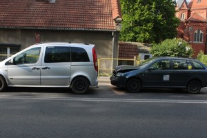 na zdjęciu pojazdy na jezdni