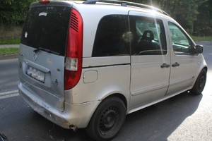 na zdjęciu samochód na jezdni