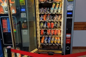 na zdjęciu uszkodzony automat z przekąskami