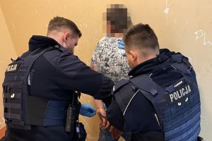 na zdjęciu policjanci i zatrzymany w pomieszczeniu