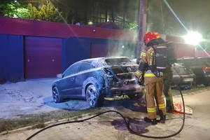 na zdjęciu strażacy przy gaszeniu pojazdu