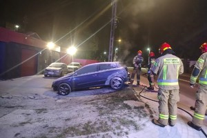 na zdjęciu strażacy przy gaszeniu pojazdu