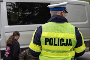 na zdjęciu policjant w kamizelce