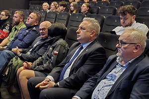 na zdjęciu osoby na widowni