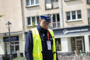 na zdjęciu policjant na tle budynków