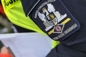 na zdjęciu fragment policyjnego munduru, gdzie widoczna naszywka z napisem komenda powiatowa policji w tarnowskich górach wydział ruchu drogowego