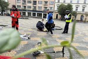 na zdjęciu policjant i ratownik medyczny w trakcie sędziowania pozoracji