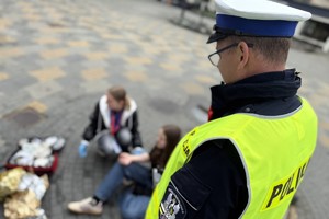 na zdjęciu policjant przy młodzieży w trakcie pozoracji