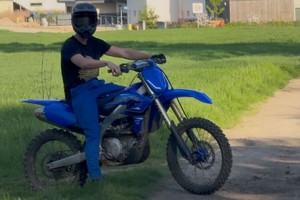 na zdjęciu mężczyzna na motocyklu