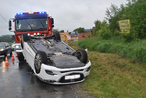 na zdjęciu pojazd na jezdni, na dachu