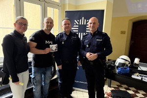 na zdjęciu policjanci z gośćmi wydarzenia