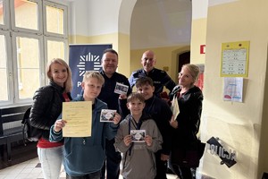 grupowe zdjęcie policjantów i uczestników wydarzenia