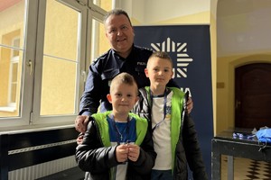na zdjęciu komendant Bylicki z uczestnikami wydarzenia