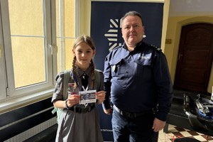 na zdjęciu komendant Bylicki z uczestniczką wydarzenia