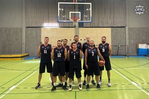 grupowe zdjęcie policyjnych koszykarzy