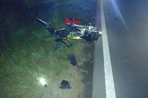 na zdjęciu uszkodzony rower na poboczu przy jezdni