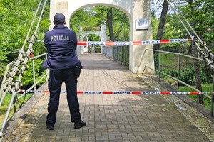 na zdjęciu policjant na zabezpieczonym moście