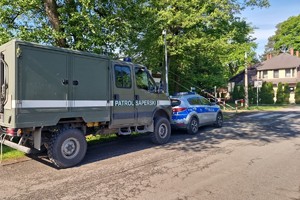 na zdjęciu wóz patrolu saperskiego i policyjny radiowóz