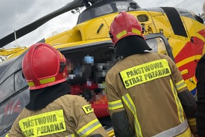 na zdjęciu strażacy przy śmigłowcu lotniczego pogotowia ratunkowego