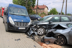 na zdjęciu trzy pojazdy w uszkodzeniami