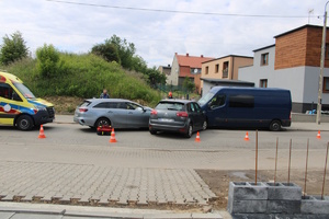 na zdjęciu trzy pojazdy w uszkodzeniami