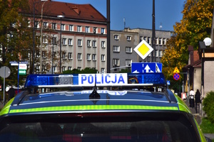 na zdjęciu policyjny neon i zabudowania