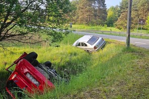 na zdjęciu samochody w przydrożnym rowie