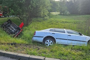 na zdjęciu samochody w przydrożnym rowie