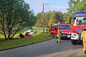na zdjęciu samochody w przydrożnym rowie