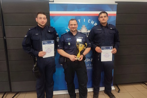 na zdjęciu policjanci z dyplomami i pucharem