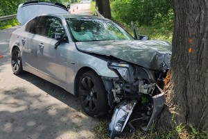 na zdjęciu uszkodzony samochód przy przydrożnym drzewie