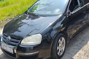 na zdjęciu samochód z widocznymi uszkodzeniami