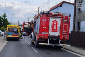 na zdjęciu wóz strażacki i karetka pogotowia na drodze