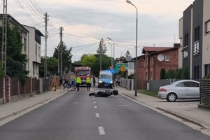 na zdjęciu miejsce zdarzenia gdzie widoczny policyjny radiowóz, wóz strażacki i inne osoby