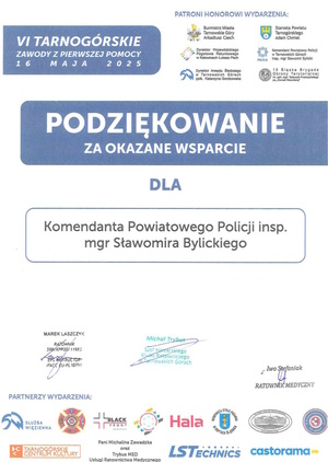 grafika z podziękowaniami: na górze logo podmiotów, które objęły zawody honorowym patronatem, obok napis: VI tarnogórskie zawody z pierwszej pomocy 16 maja 2025, poniżej napis podziękowanie za okazane wsparcie dla Komendanta Powiatowego Policji inspektora magistra Sławomira Bylickiego, poniżej podpisy przedstawicieli harcerstwa i ratowników medycznych oraz logo partnerów wydarzenia