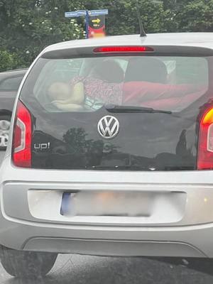 na zdjęciu samochód a w środku dziecko leżące za szybą