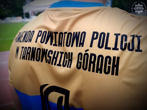 na zdjęciu fragment koszulki piłkarskiej z napisem komenda powiatowa policji w tarnowskich górach