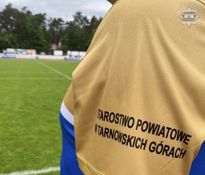 na zdjęciu fragment koszulki z napisem starostwo powiatowe w tarnowskich górach
