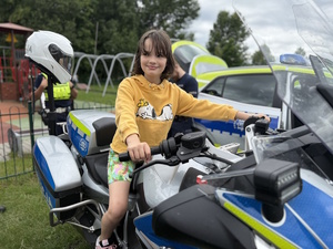 na zdjęciu osoba na policyjnym motocyklu