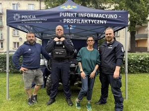 na zdjęciu policjanci z osobami przed namiotem