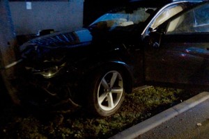 na zdjęciu pojazd z uszkodzeniami przy słupie oświetleniowym